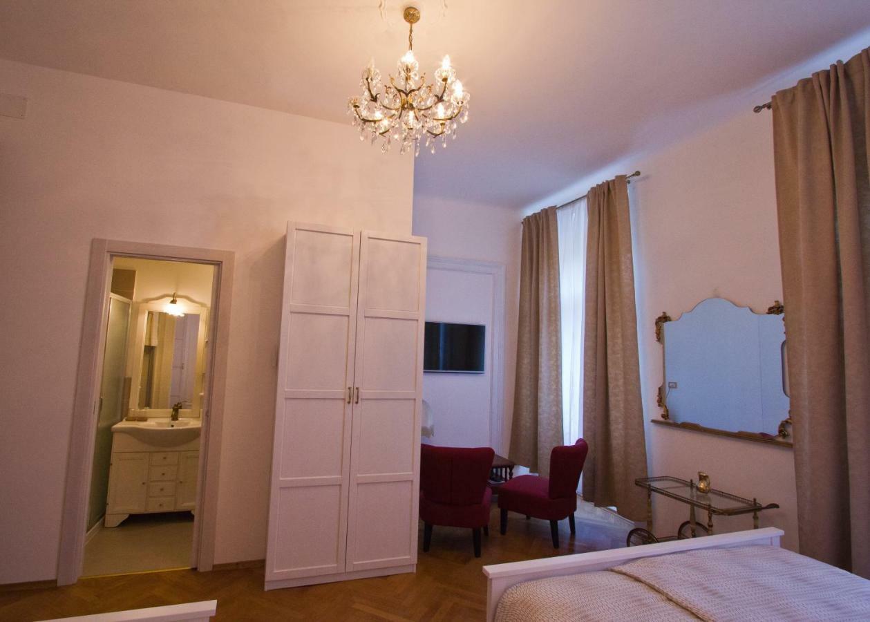 Golden Rooms Bed & Breakfast ตรีเอสเต ภายนอก รูปภาพ